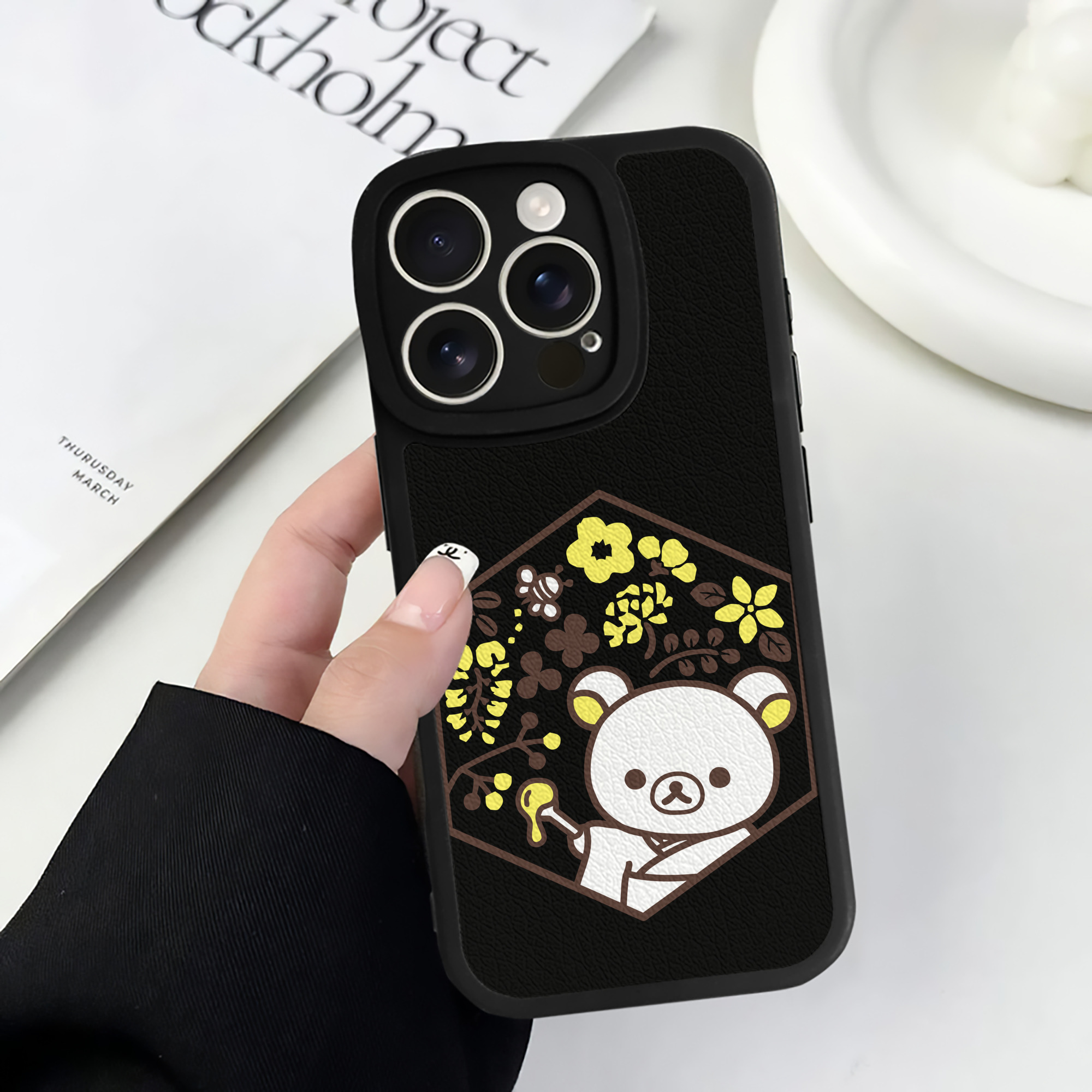 （画像用） リラックマ リラックマ キイロイトリ Rilakkuma Korilakkuma Kiiroitori 【iPhone 16シリーズ対応】シリコンスマホケース（レザー調） 材質：シリコン